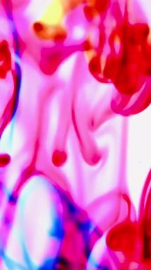 Suya renkli mürekkeplerle akan canlı renklere sahip soyut video. Kompozisyon mavi, kırmızı, yeşil ve sarı tonlarından oluşur. Hafif bir arkaplanda harmanlanır ve kıvrılır.