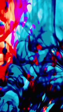 Suya renkli mürekkeplerle akan canlı renklere sahip soyut video. Kompozisyon mavi, kırmızı, yeşil ve sarı tonlarından oluşur. Hafif bir arkaplanda harmanlanır ve kıvrılır.