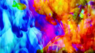 Suya renkli mürekkeplerle akan canlı renklere sahip soyut video. Kompozisyon mavi, kırmızı, yeşil ve sarı tonlarından oluşur. Hafif bir arkaplanda harmanlanır ve kıvrılır.
