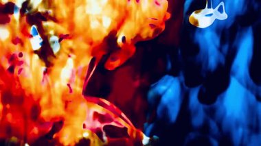 Suya renkli mürekkeplerle akan canlı renklere sahip soyut video. Kompozisyon mavi, kırmızı, yeşil ve sarı tonlarından oluşur. Hafif bir arkaplanda harmanlanır ve kıvrılır.