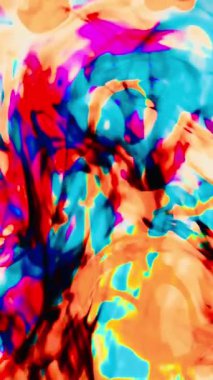 Suya renkli mürekkeplerle akan canlı renklere sahip soyut video. Kompozisyon mavi, kırmızı, yeşil ve sarı tonlarından oluşur. Hafif bir arkaplanda harmanlanır ve kıvrılır.