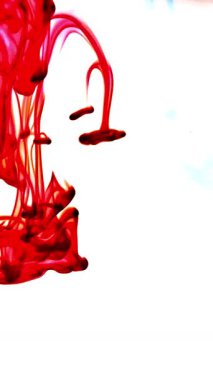 Suya renkli mürekkeplerle akan canlı renklere sahip soyut video. Kompozisyon mavi, kırmızı, yeşil ve sarı tonlarından oluşur. Hafif bir arkaplanda harmanlanır ve kıvrılır.