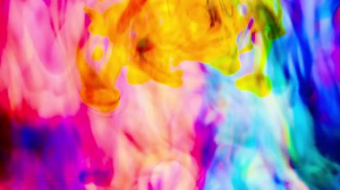 Suya renkli mürekkeplerle akan canlı renklere sahip soyut video. Kompozisyon mavi, kırmızı, yeşil ve sarı tonlarından oluşur. Hafif bir arkaplanda harmanlanır ve kıvrılır.