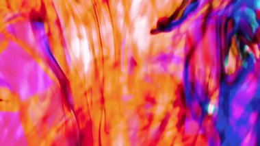 Suya renkli mürekkeplerle akan canlı renklere sahip soyut video. Kompozisyon mavi, kırmızı, yeşil ve sarı tonlarından oluşur. Hafif bir arkaplanda harmanlanır ve kıvrılır.