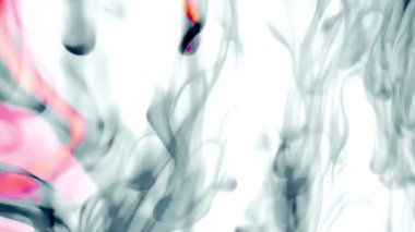 Suya renkli mürekkeplerle akan canlı renklere sahip soyut video. Kompozisyon mavi, kırmızı, yeşil ve sarı tonlarından oluşur. Hafif bir arkaplanda harmanlanır ve kıvrılır.