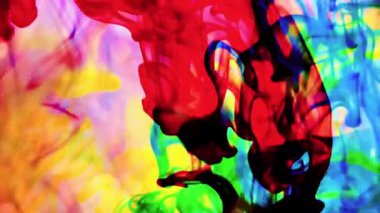 Suya renkli mürekkeplerle akan canlı renklere sahip soyut video. Kompozisyon mavi, kırmızı, yeşil ve sarı tonlarından oluşur. Hafif bir arkaplanda harmanlanır ve kıvrılır.