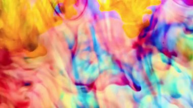 Suya renkli mürekkeplerle akan canlı renklere sahip soyut video. Kompozisyon mavi, kırmızı, yeşil ve sarı tonlarından oluşur. Hafif bir arkaplanda harmanlanır ve kıvrılır.