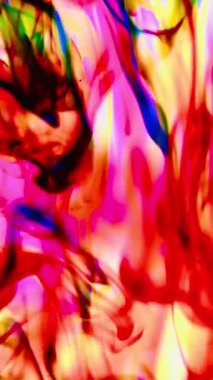 Suya renkli mürekkeplerle akan canlı renklere sahip soyut video. Kompozisyon mavi, kırmızı, yeşil ve sarı tonlarından oluşur. Hafif bir arkaplanda harmanlanır ve kıvrılır.