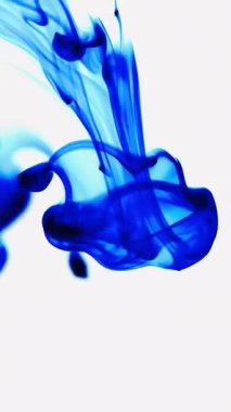 Suya renkli mürekkeplerle akan canlı renklere sahip soyut video. Kompozisyon mavi, kırmızı, yeşil ve sarı tonlarından oluşur. Hafif bir arkaplanda harmanlanır ve kıvrılır.