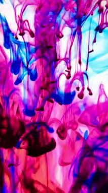 vdo Soyut Bulanık odak canlı renkler Renkli mürekkep ile akan suya yayılmış