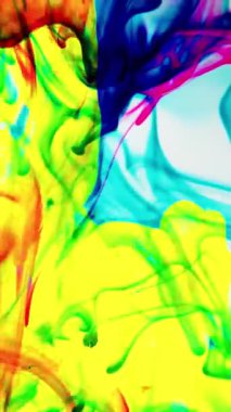 vdo Soyut Bulanık odak canlı renkler Renkli mürekkep ile akan suya yayılmış