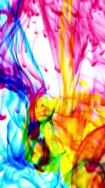 vdo Soyut Bulanık odak canlı renkler Renkli mürekkep ile akan suya yayılmış