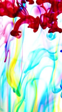 vdo Soyut Bulanık odak canlı renkler Renkli mürekkep ile akan suya yayılmış