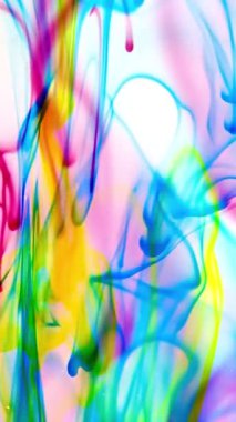 vdo Soyut Bulanık odak canlı renkler Renkli mürekkep ile akan suya yayılmış