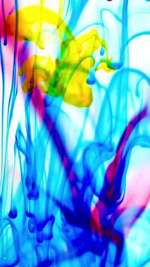 vdo Soyut Bulanık odak canlı renkler Renkli mürekkep ile akan suya yayılmış