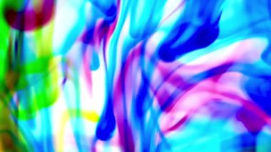 Suya renkli mürekkeplerle akan canlı renklere sahip soyut video. Kompozisyon mavi, kırmızı, yeşil ve sarı tonlarından oluşur. Hafif bir arkaplanda harmanlanır ve kıvrılır.