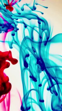 vdo Soyut Bulanık odak canlı renkler Renkli mürekkep ile akan suya yayılmış