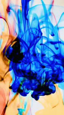 vdo Soyut Bulanık odak canlı renkler Renkli mürekkep ile akan suya yayılmış