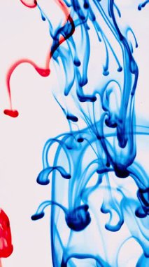 vdo Soyut Bulanık odak canlı renkler Renkli mürekkep ile akan suya yayılmış