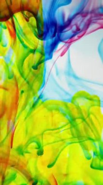 vdo Soyut Bulanık odak canlı renkler Renkli mürekkep ile akan suya yayılmış