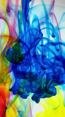 vdo Soyut Bulanık odak canlı renkler Renkli mürekkep ile akan suya yayılmış