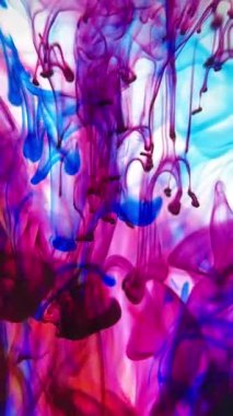 vdo Soyut Bulanık odak canlı renkler Renkli mürekkep ile akan suya yayılmış