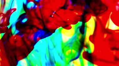 Suya renkli mürekkeplerle akan canlı renklere sahip soyut video. Kompozisyon mavi, kırmızı, yeşil ve sarı tonlarından oluşur. Hafif bir arkaplanda harmanlanır ve kıvrılır.