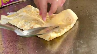 4k Street yiyecek satıcısı hamur ve tavada kızartılmış paratha roti 'yi dışarıda çıtır çıtır olana kadar kızgın yağda hazırlıyor. Sokak işportacısı sabah kahvaltısı için prata ekmeği veya roti canai hazırlıyor.