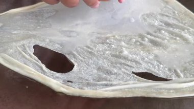 4k Street yiyecek satıcısı hamur ve tavada kızartılmış paratha roti 'yi dışarıda çıtır çıtır olana kadar kızgın yağda hazırlıyor. Sokak işportacısı sabah kahvaltısı için prata ekmeği veya roti canai hazırlıyor.