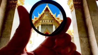 Geleneksel mimarisi ile muhteşem bir tapınak olan Wat Benchamabophit, Bangkok 'ta turistler için kilit bir kontrol noktasıdır..