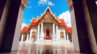 Geleneksel mimarisi ile muhteşem bir tapınak olan Wat Benchamabophit, Bangkok 'ta turistler için kilit bir kontrol noktasıdır..