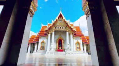 Geleneksel mimarisi ile muhteşem bir tapınak olan Wat Benchamabophit, Bangkok 'ta turistler için kilit bir kontrol noktasıdır..