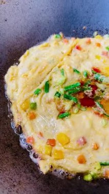 Tayland usulü omlet, sebzeli domates ve tavada kızartılmış kırmızı biber geleneksel ev yapımı Asya sokak yemekleri..