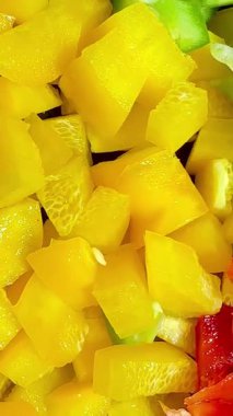 Renkli yakın plan kırmızı, yeşil ve sarı dolmalık dolmalık biberler canlı ve sağlıklı bir kombinasyon oluşturuyor. Yemek, salata ve vejetaryen tarifleri için mükemmel..