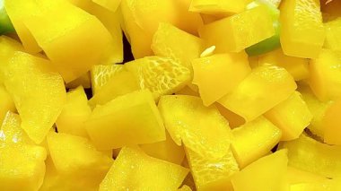 Renkli yakın plan kırmızı, yeşil ve sarı dolmalık dolmalık biberler canlı ve sağlıklı bir kombinasyon oluşturuyor. Yemek, salata ve vejetaryen tarifleri için mükemmel..