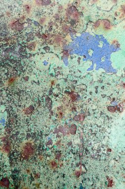 Çürümüş metal yüzeyinde mavi ve pas lekeleri olan eski kabuklu yeşil boya, arka plan ve grunge tasarımı için mükemmel..