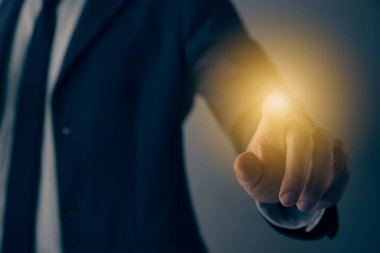 İş adamı El ve Parmak Baskısı ya da Dokunmatik Ekran ya da Sanal Şeffaf Düğme. Vintage Tone İş ve Teknoloji ve İnternet Konsepti