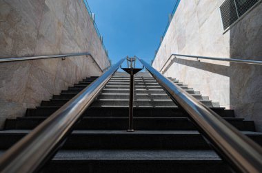 Mermer kiremitli granit taş merdiven Tayland kraliyet sarayının önündeki yeraltı salonuna çıkıyor.