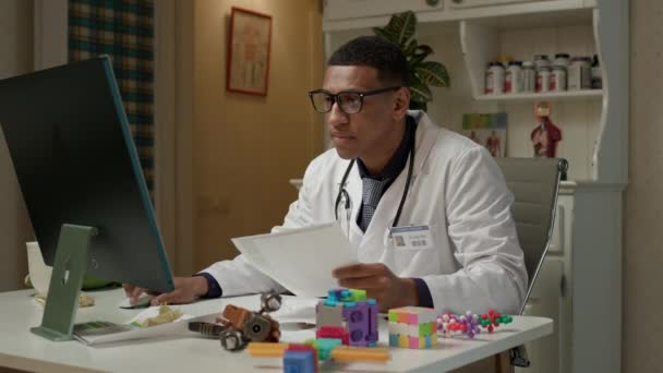 Педіатр Працює Інтернеті Лікар Афроамериканець Який Працює Іграшками Столі — стокове відео
