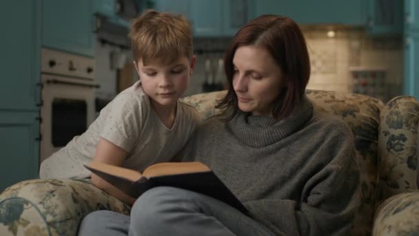 Mutter Und Kind Lesen Papierbuch Eine Frau Den 30Er Jahren — Stockvideo