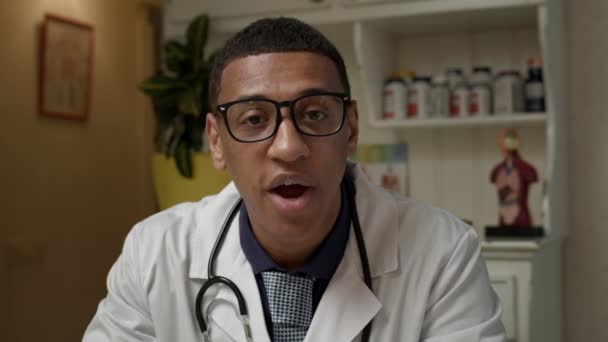 Arzt Spricht Vor Laufender Kamera Seriöser Afroamerikanischer Arzt Der Die — Stockvideo