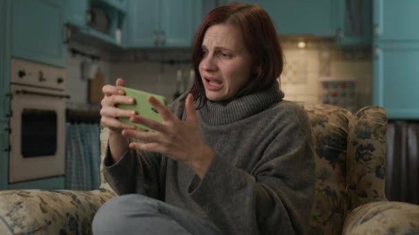 Žena Ztrácí Videohru Rozrušená Žena Hraje Hru Mobilní Telefon Hraní — Stock video
