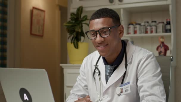 Lekarz Nagraniu Pacjentem Afroamerykanin Pracujący Online Korzystający Laptopa Biurze Szpitalnym — Wideo stockowe