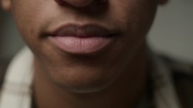 Siyah erkek ağzı şüphe gösterir, yaklaşın. Afro-Amerikalı erkeklerin yüzü anlaşmazlık ve hayal kırıklığını gösteriyor. 4K