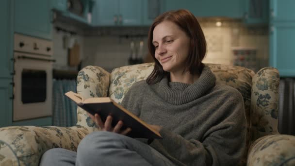 Στη Γυναίκα Αρέσει Διαβάζει Βιβλία Γυναίκες Μυρίζοντας Σελίδες Βιβλίων Κάθονται — Αρχείο Βίντεο