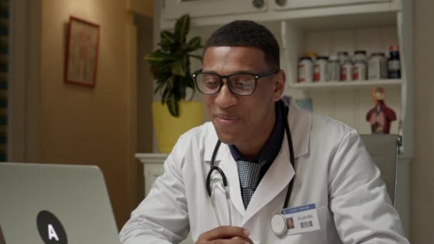 Online Arzt Zeigt Daumen Hoch Bis Laptop Fröhlicher Afroamerikanischer Praktizierender — Stockvideo