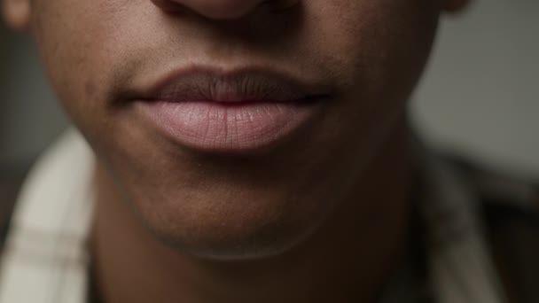 Siyah Erkek Ağzı Şüphe Gösterir Yaklaşın Afro Amerikalı Erkeklerin Yüzü — Stok video