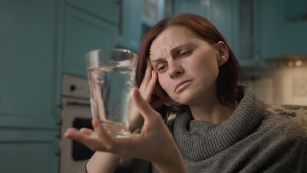 여자는 집에서 진통제를 마시는 편두통으로 복용하고 있습니다 — 비디오