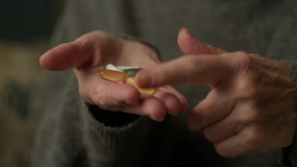 Ηλικιωμένες Γυναίκες Χέρια Κρατώντας Χάπια Φάρμακο Στο Χέρι Αναγνωρισμένες Ηλικιωμένες — Αρχείο Βίντεο