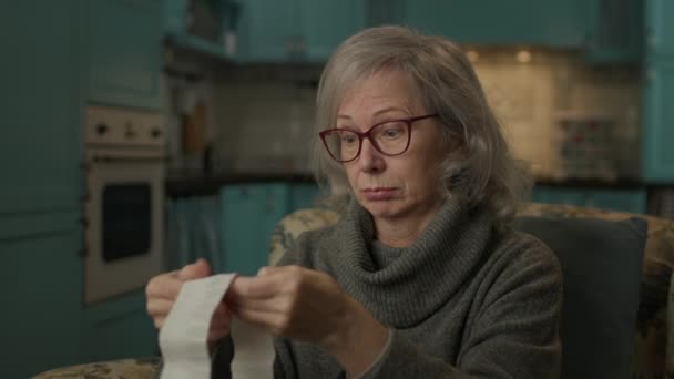 Masraflarla Şok Olan Yaşlı Kadın Evdeki Koltukta Oturan Üzgün Yaşlı — Stok video